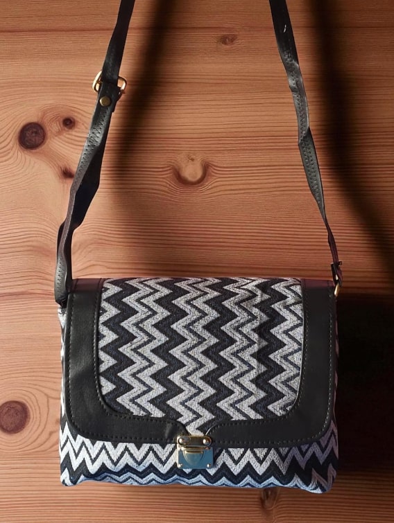 Stylish Basket Weave Quilted Sling Bag | Modern Grey & White Crossbody Purse